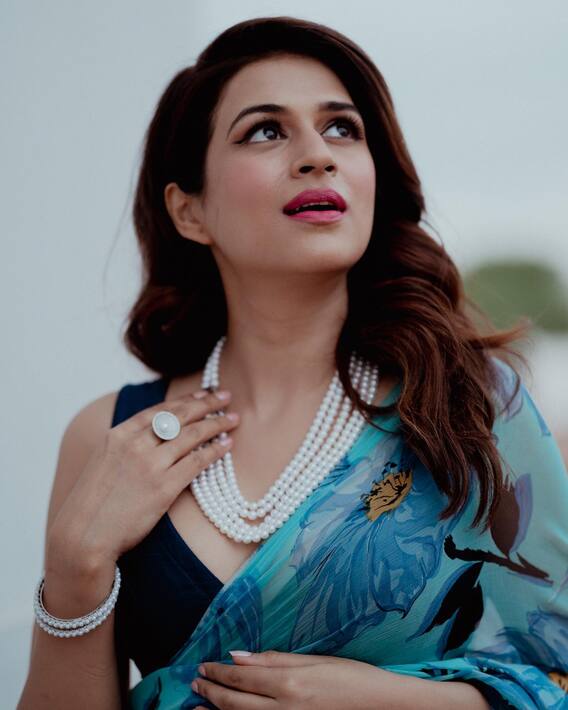 Shraddha Das Photos: చీరపై ' శ్రద్ధా' అశ్రద్ధా!
