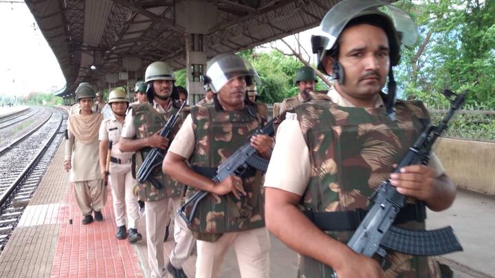 केंद्र सरकार की अग्निपथ योजना का विरोध कर रहे उपद्रवी सबसे ज्यादा नुकसान रेलवे की संपत्ति को ही पहुंचा रहे हैं. बिहार और तेलंगाना में उपद्रवियों ने ट्रेनों में आग लगा दी और ट्रैक जाम तक कर दिया.