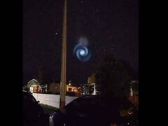 Spirals Of Blue Light: न्यूजीलैंड के आकाश में दिखा अनूठा नाजारा, नीली रोशनी से बनी संरचना देख लोग हुए हैरान