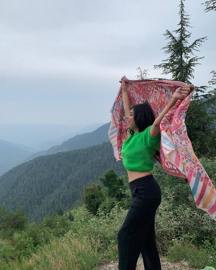 नेचर ब्यूटी के बीच हवा में दुपट्टा लहराते हुए दिव्या खोसला कुमार बेहद खूबसूरत लग रही हैं.