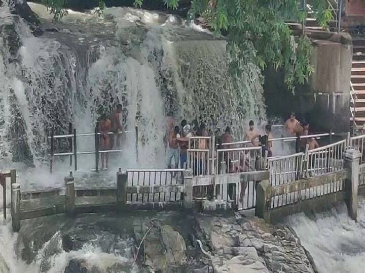 Tourists are allowed on the hogenakkal falls due to the low water level நீர்வரத்து குறைந்ததால் ஒக்கேனக்கல் அருவியில், சுற்றுலா பயணிகளுக்கு அனுமதி.. மீண்டும் தொடங்கிய குதூகலம்..