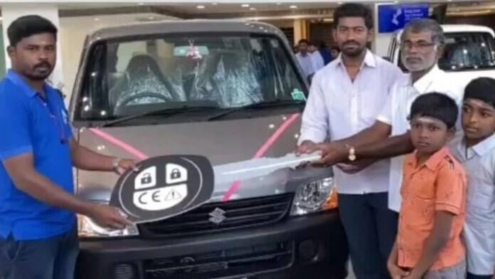 Tamil Nadu man collected Rs 6 lakh in Rs 10 coins to buy a car 10-10 ਰੁਪਏ ਦੇ ਸਿੱਕਿਆਂ ਨਾਲ ਖਰੀਦੀ 6 ਲੱਖ ਦੀ ਕਾਰ, ਬੈਂਕ ਨੇ ਵੀ ਲੈਣ ਤੋਂ ਕਰ ਦਿੱਤਾ ਇਨਕਾਰ