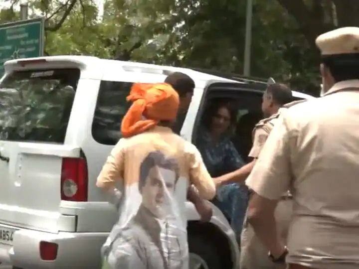 video viral marathi news priyanka gandhi takes lift congress supporter in her car after rescued from police Priyanka Gandhi : जंतरमंतरला जाणाऱ्या काँग्रेस समर्थकाला पोलिसांनी पकडले, तर प्रियांका गांधींनी 'असे' काही केले की.., Video Viral