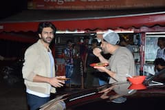 Kartik Aaryan Sunny Singh: स्ट्रीट फूड का मजा लेते दिखे 'सोनू और टीटू',  कार्तिक आर्यन और सनी सिंह ने फैन्स संग ली खूब सेल्फी...