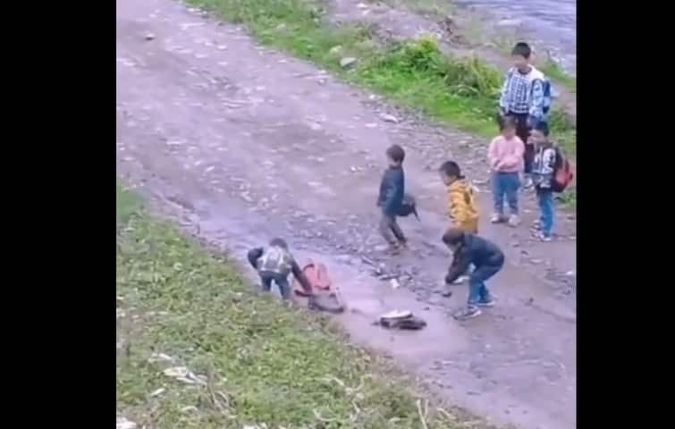 Children Seen Throwing School Bags In Mud Video Viral સ્કૂલમાં ભણીને બાળકો કંટાળ્યા તો સ્કૂલબેગને કીચડમાં ફેંકી ગુસ્સો ઉતાર્યો, જુઓ વીડિયો