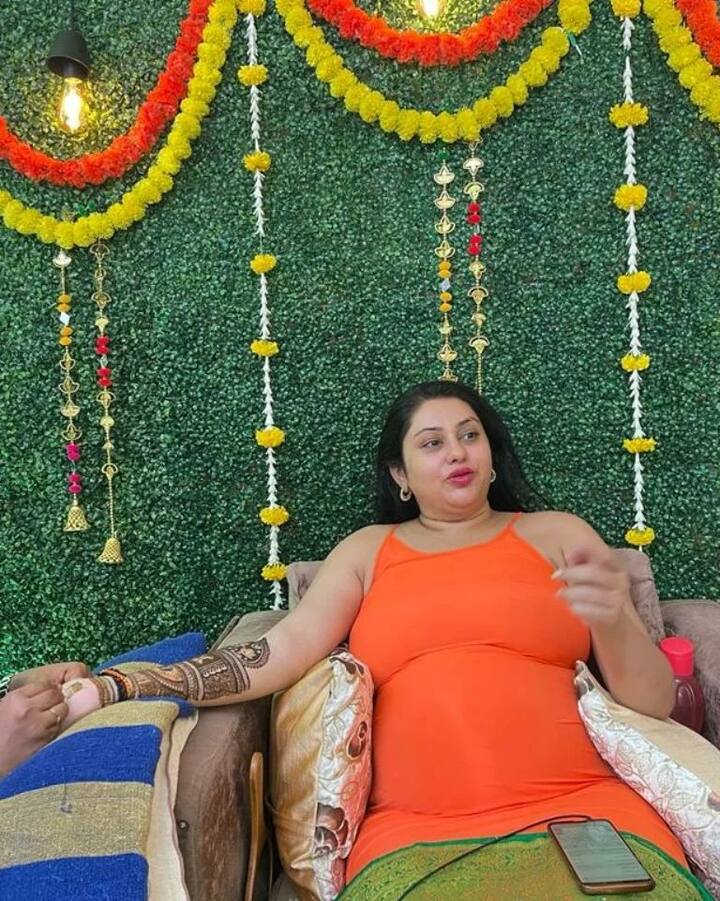 ஆரஞ்ச் உடையில் நமீதா
