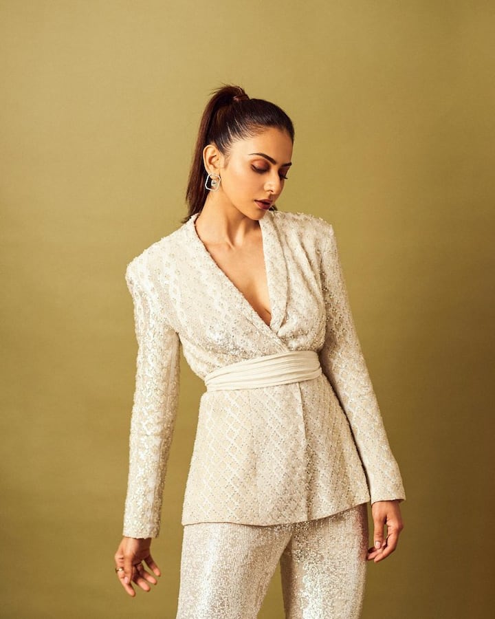 టాలీవుడ్ లో స్టార్ హీరోయిన్ గా గుర్తింపు తెచ్చుకుంది రకుల్. (Photo Courtesy: Rakul Instagram)