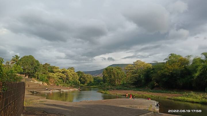 कृष्णा नदीच्या किनारी असलेला हा मेणवली घाट संध्याकाळच्या वेळी निसर्गसौंदर्याने नटलेला असतो.