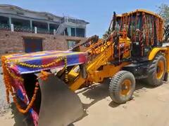 Shravasti में बुलडोजर पर निकली बादशाह की बारात, दुल्हन के घर पहुंचा तो लोगों में दिखा खौफ, फिर...