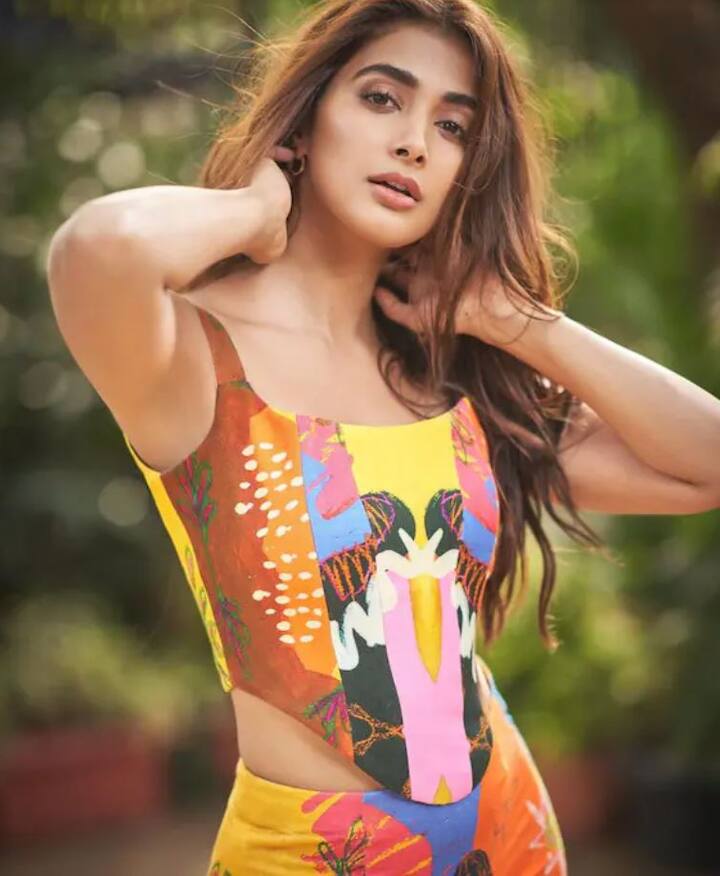 આ તસવીરોમાં પૂજા હેગડે કલરફુલ ડ્રેસમાં પોઝ આપતી જોવા મળી રહી છે.