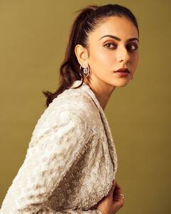 Rakul Preet Singh Pics: व्हाइट डीप नेक ड्रेस में रकुल प्रीत सिंह का दिखा ग्लैमरस अवतार, अदाएं देख आप भी हो जाएंगे दीवाने