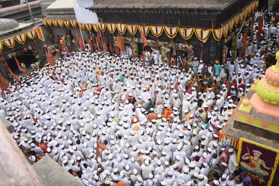 Ashadhi Wari : 'लागली पंढरीची आस'; संत तुकारामांची पालखी निघाली पंढरीकडे, वारकऱ्यांमध्ये उत्साह