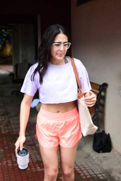 Sara Ali Khan Pics: आंखों में चश्मा, पैरों में स्लिपर्स और शॉर्ट्स पहने Cool अंदाज में नजर आईं सारा अली खान, सिंपल लुक जीत लेगा दिल