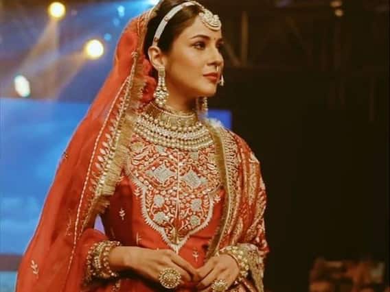 Shehnaaz Gill Photo: लाल जोड़े में बला की खूबसूरत लगीं शहनाज गिल, ब्राइडल लुक के साथ किया रैंप वॉक Shehnaaz Gill Photo: लाल जोड़े में बला की खूबसूरत लगीं शहनाज गिल, ब्राइडल लुक के साथ किया रैंप वॉक