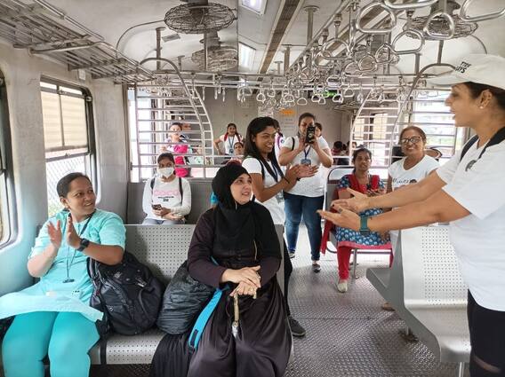 योग दिवस 2022: विश्व योग दिवस के मौके पर मुंबई के लोकल में यात्रियों ने किया योग का अभ्यास