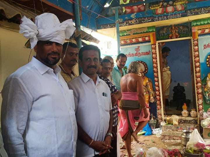 நட்புக்காக  பூஜையில் பங்கேற்ற இஸ்லாமியர்; பரிவட்டம் கட்டி மரியாதை - கரூரில் சுவாரஸ்ய நிகழ்வு