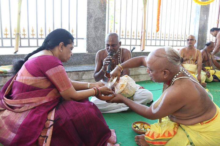 ఉదయం 8.30 నుంచి 11.30 గంటల వరకు విష్వక్సేన పూజ, పుణ్యాహవచనం, అగ్నిప్రణయనం, కలశారాధన, ఉక్తహోమాలు, నవకలశ స్నపన క్షీరాధివాసం నిర్వహించారు.