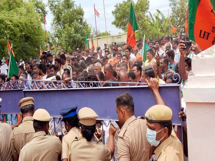 Dindigul: The BJP has besieged the Panchayat Council office to protest against the Food Minister திண்டுக்கல்: உணவுத்துறை அமைச்சரை கண்டித்து  பாஜகவினர் ஆர்ப்பாட்டம்..பழனியில் பரபரப்பு..!