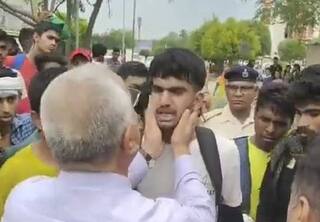 Watch Video : `உங்க மகனா இருந்தா நீங்க என்ன சார் பண்ணுவீங்க!’ - `அக்னிபத்’ எதிர்ப்புப் போராட்டத்தில் நடந்த நெகிழ்ச்சி..