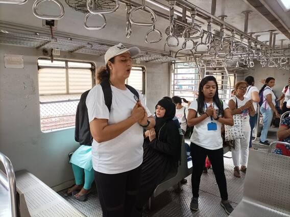 योग दिवस 2022: विश्व योग दिवस के मौके पर मुंबई के लोकल में यात्रियों ने किया योग का अभ्यास