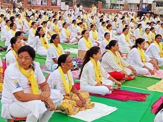 Yoga Day 2022 :  चरखा गृहात योगा; खासदार, जिल्हाधिकारी,पोलीस अधीक्षकांनी साजरा केला आंतरराष्ट्रीय योग दिवस