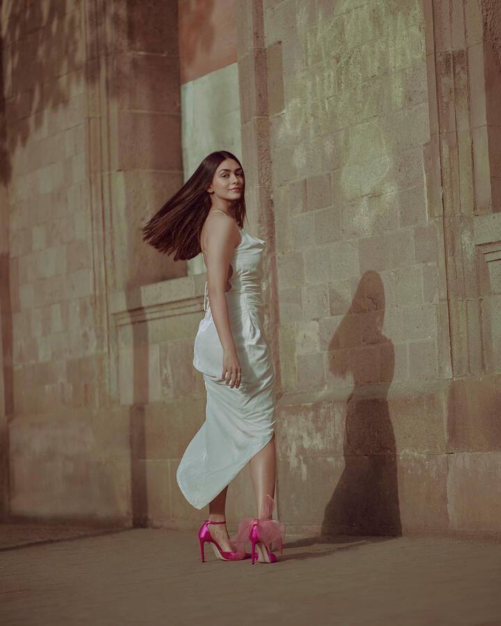 या अभिनेत्रीने तिच्या आतापर्यंतच्या अभिनय कारकिर्दीत सर्वांची मने जिंकली आहेत. (photo:mrunalthakur/ig)