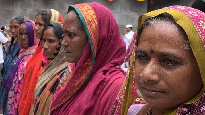 संत ज्ञानेश्वर महाराज पालखी प्रस्थान सोहळ्यानिमित्त राज्यातील विविध ठिकाणांहून वारकरी आळंदीत दाखल झाले आहेत.