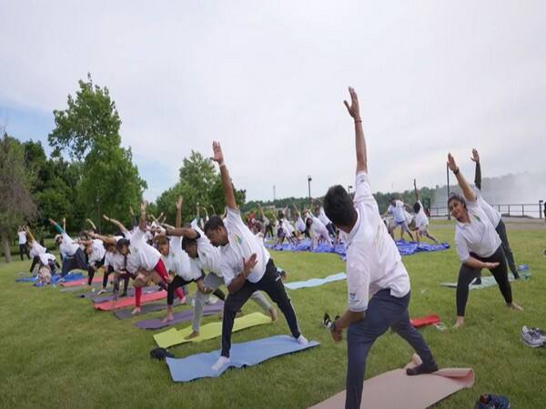 International Yoga Day 2022 Iconic Niagara Falls witnesses yoga celebrations under Azadi ka Amrit Mahotsav marathi news International Yoga Day 2022 : नायगारा धबधबा ठरला योगा उत्सवाचा साक्षीदार! 150 योगप्रेमींचा सहभाग