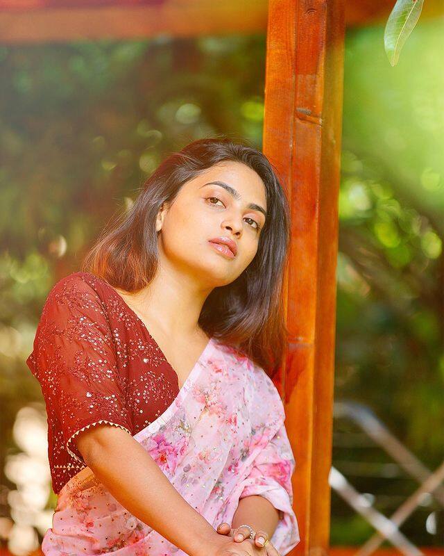 తన తెలంగాణ యాస, డాన్స్ లతో ప్రేక్షకులను ఆకట్టుకుంది. (Photo Courtesy: Alekhya Harika Instagram)
