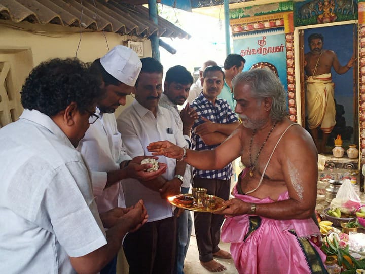 நட்புக்காக  பூஜையில் பங்கேற்ற இஸ்லாமியர்; பரிவட்டம் கட்டி மரியாதை - கரூரில் சுவாரஸ்ய நிகழ்வு