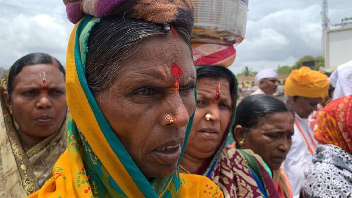 कोरोनाच्या संकटामुळं गेल्या दोन वर्षापासून पायी वारी झाली नव्हती. मात्र, आता कोरोनाचा धोका कमी झाल्यानं पायी वारीला परवानगी देण्यात आली असून, शासनानं सर्व निर्बंध हटवले आहेत.