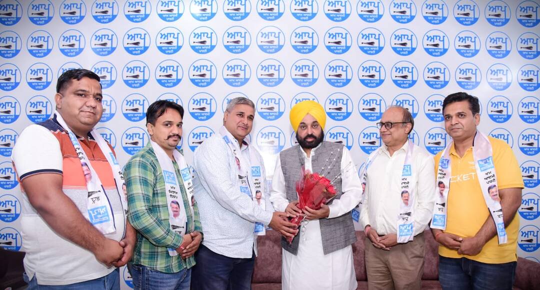 Before the by-elections, AAP dealt a major blow to BJP, with state and district level BJP leaders joining AAP. ਜ਼ਿਮਨੀ ਚੋਣ ਤੋਂ ਪਹਿਲਾ 'ਆਪ' ਨੇ ਭਾਜਪਾ ਨੂੰ ਦਿੱਤਾ ਜ਼ਬਰਦਸਤ ਝਟਕਾ, ਭਾਜਪਾ ਦੇ ਸੂਬਾ ਤੇ ਜ਼ਿਲ੍ਹਾ ਪੱਧਰੀ ਆਗੂ ਹੋਏ 'ਆਪ' 'ਚ ਸ਼ਾਮਲ