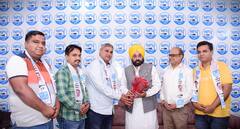 ਜ਼ਿਮਨੀ ਚੋਣ ਤੋਂ ਪਹਿਲਾ 'ਆਪ' ਨੇ ਭਾਜਪਾ ਨੂੰ ਦਿੱਤਾ ਜ਼ਬਰਦਸਤ ਝਟਕਾ, ਭਾਜਪਾ ਦੇ ਸੂਬਾ ਤੇ ਜ਼ਿਲ੍ਹਾ ਪੱਧਰੀ ਆਗੂ ਹੋਏ 'ਆਪ' 'ਚ ਸ਼ਾਮਲ