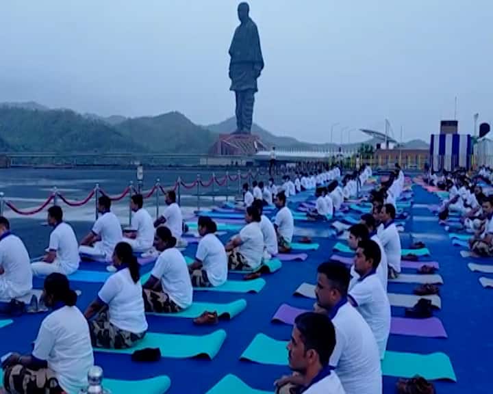 આજે વિશ્વ યોગ દિવસની ઉજવણી થઈ રહી છે, ગુજરાતમાં પણ યોગ દિવસે વિવિધ શહેરોમાં કાર્યક્રમનું આયોજન કરવામાં આવ્યું છે. સ્ટેચ્યુ ઓફ યુનિટી ખાતે યોજાયેલા કાર્યક્રમમાં કેન્દ્રીય સ્વાસ્થ્ય મંત્રી મનસુખ માંડવિયા ઉપસ્થિત રહ્યા હતા.