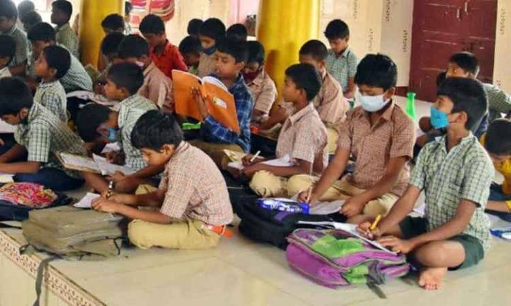 Pudukottai Govt School Students Suffer due to lack of building facilities Pudukottai Govt School: அரசு பள்ளியில் கட்டிட வசதி இல்லை - வெட்ட வெளியில் படிக்கும் மாணவர்கள்..!