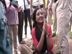 Agnipath Scheme: अग्निपथ के विरोध में जमीन पर बैठकर फूट-फूटकर रोने लगीं अलका लांबा, जानें- पूरा मामला