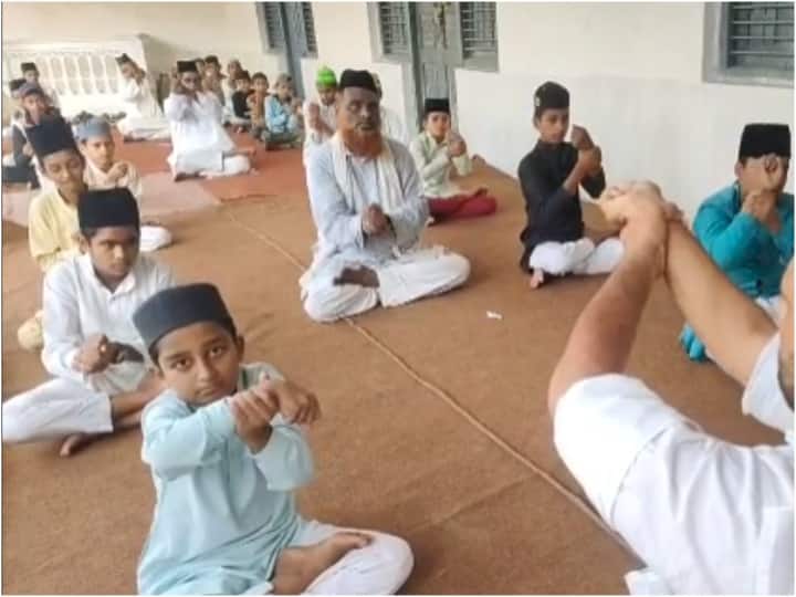 international yoga day celebrated in ghazipur madrasa ann International Yoga Day 2022: गाजीपुर के मदरसा में छोटे-छोटे बच्चे भी करते दिखे कठिन आसन, देखें तस्वीरें