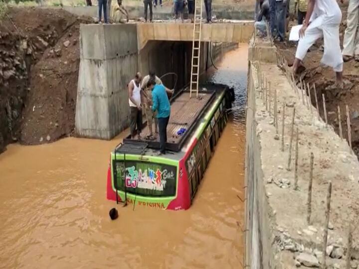 marriage bus stucks in flood water in vikarabad district of kotapalli Vikarabad Marriage Bus: వరదలో చిక్కుకున్న పెళ్లి బస్సు, ఇంతలోనే పెరిగిపోయిన నీటి మట్టం - చివరికి