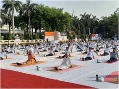 International Yoga Day 2022: अंतरराष्ट्रीय योग दिवस पर राजभवन में हुआ योगाभ्यास, राज्यपाल आनंदीबेन और सीएम योगी ने लिया हिस्सा