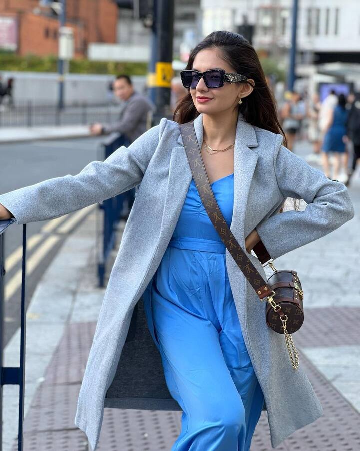 यासोबत तिने ओपन ग्रे कोट पेअर केला आहे, ज्यामध्ये तिचा लूक खूपच ग्लॅमरस दिसत आहे. स्वतःला अधिक हॉट दिसण्यासाठी अनुष्काने हलका मेकअप केला आहे आणि केस मोकळे ठेवले आहेत. (photo:anushkasen0408/ig)