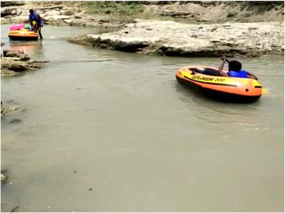 Etawah: पर्यटकों को चंबल के बीहड़ तक खींच लाया 'कटहल फेस्टिवल', पचनद में राफ्टिंग का उठा रहे लुत्फ Etawah: पर्यटकों को चंबल के बीहड़ तक खींच लाया 'कटहल फेस्टिवल', पचनद में राफ्टिंग का उठा रहे लुत्फ