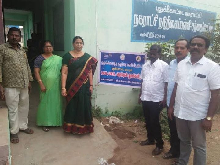 Pudukottai Govt School: அரசு பள்ளியில் கட்டிட வசதி இல்லை - வெட்ட வெளியில் படிக்கும் மாணவர்கள்..!