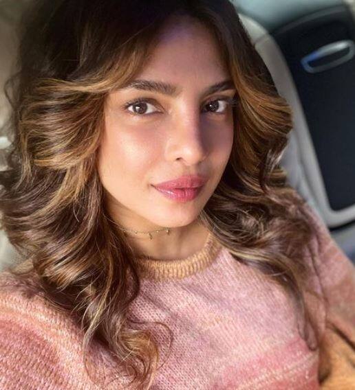 प्रियंका दुनिया भर से 80 मिलियन से अधिक फॉलोअर्स के साथ इंस्टाग्राम पर सबसे लोकप्रिय भारतीय हस्तियों में से एक हैं.