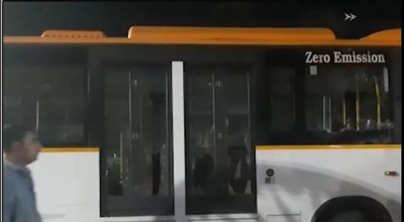 રાજકોટ: બાઈક ચાલકને અડફેટે લેતા BRTS બસ પર પથ્થરમારો