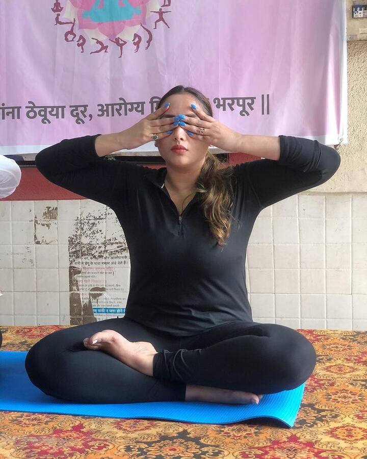 इन तस्वीरों को शेयर करते हुए रानी चटर्जी ने कैप्शन में लिखा कि- हैप्पी इंटरनेशनल योगा डे- योग करो निरोग रहो...