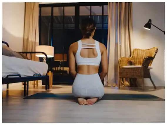 सकाळी केलेल्या योगाभ्यासाने तुमचे शरीर आणि मन तंदुरुस्त राहते, तर संध्याकाळी केल्याने मानसिक शांती मिळते आणि झोपही चांगली लागते. चला जाणून घेऊया संध्याकाळी योगा केल्याने कोणते फायदे होतात.