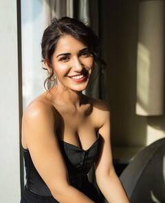 Ruhani Sharma: వెస్ట్రన్ వేర్‌లో అందాల విందు చేస్తున్న రుహానీ శర్మ