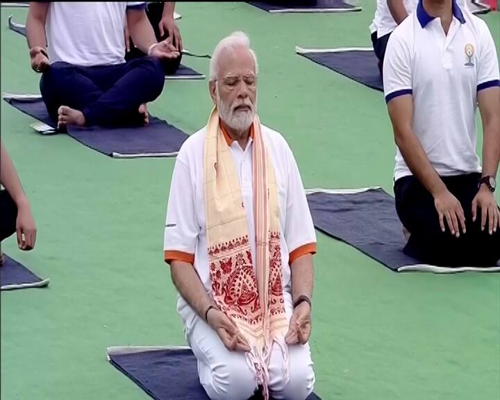 વડાપ્રધાન નરેન્દ્ર મોદી આંતરરાષ્ટ્રીય યોગ દિવસે કર્ણાટકના મૈસૂર પેલેસના પરિસરમાં યોગ કર્યા. તેમની સાથે અનેક લોકો યોગ કર્યા. વડાપ્રધાન મોદીએ ટ્વિટ કરીને લોકોને યોગ દિવસની ઉજવણીમાં ભાગીદાર થવાની અપીલ કરી હતી.