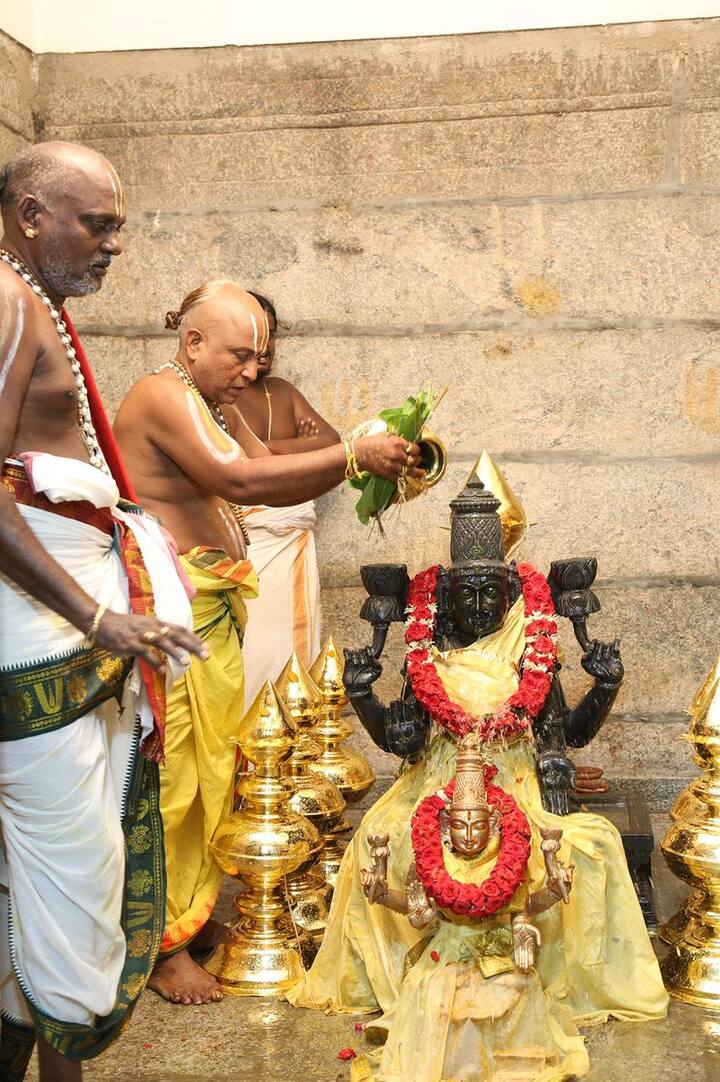 తిరుపతి సమీపంలోని పాతకాల్వ (పేరూరు పండ వద్ద )లో టీటీడీ నిర్మించిన శ్రీ వకుళామాత ఆలయ మహాసంప్రోక్షణ కార్యక్రమాల్లో భాగంగా సోమవారం ఉదయం క్షీరాధివాసం నిర్వహించారు.