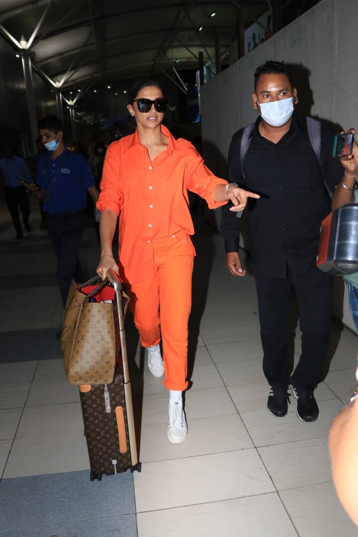 दीपिका ने ऑरेंज शर्ट के साथ मैचिंग ट्राउजर पहना था. इस लुक को उन्होंने व्हाइट स्नीकर और ब्लैक सनग्लासेस के साथ कंप्लीट किया. दीपिका ने मिनीमल मेकअप किया था जो बहुत  ही अच्छा लग रहा था.